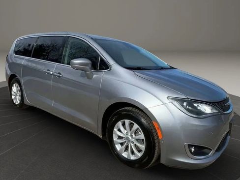 Used 2019 Chrysler Pacifica Touring Plus w/ Advanced Safetytec Group FWD image 5