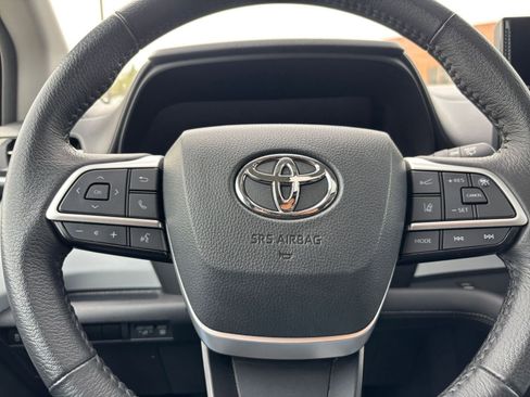 Used 2025 Toyota Sienna XLE FWD image 29