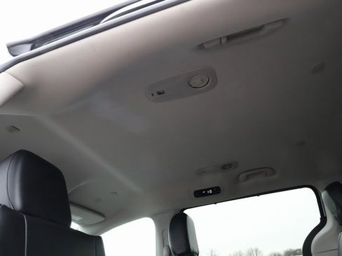 Used 2024 Chrysler Pacifica Touring-L image 23