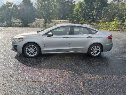 Used 2020 Ford Fusion SE FWD image 2