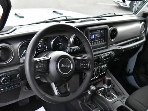 Used 2023 Jeep Wrangler Unlimited AWD/4WD image 17