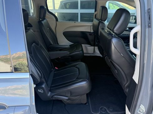 Used 2023 Chrysler Pacifica Touring-L FWD image 38