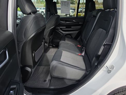 Used 2025 Jeep Grand Cherokee Laredo w/ Luxury Tech Group I AWD/4WD image 26