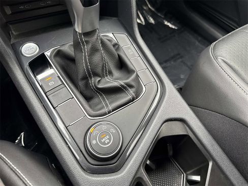 Used 2022 Volkswagen Tiguan SE image 28