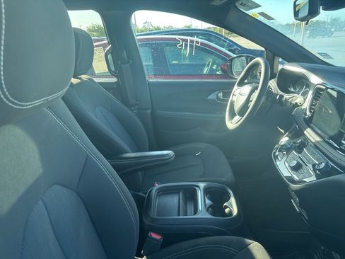 Used 2024 Chrysler Pacifica Touring image 10