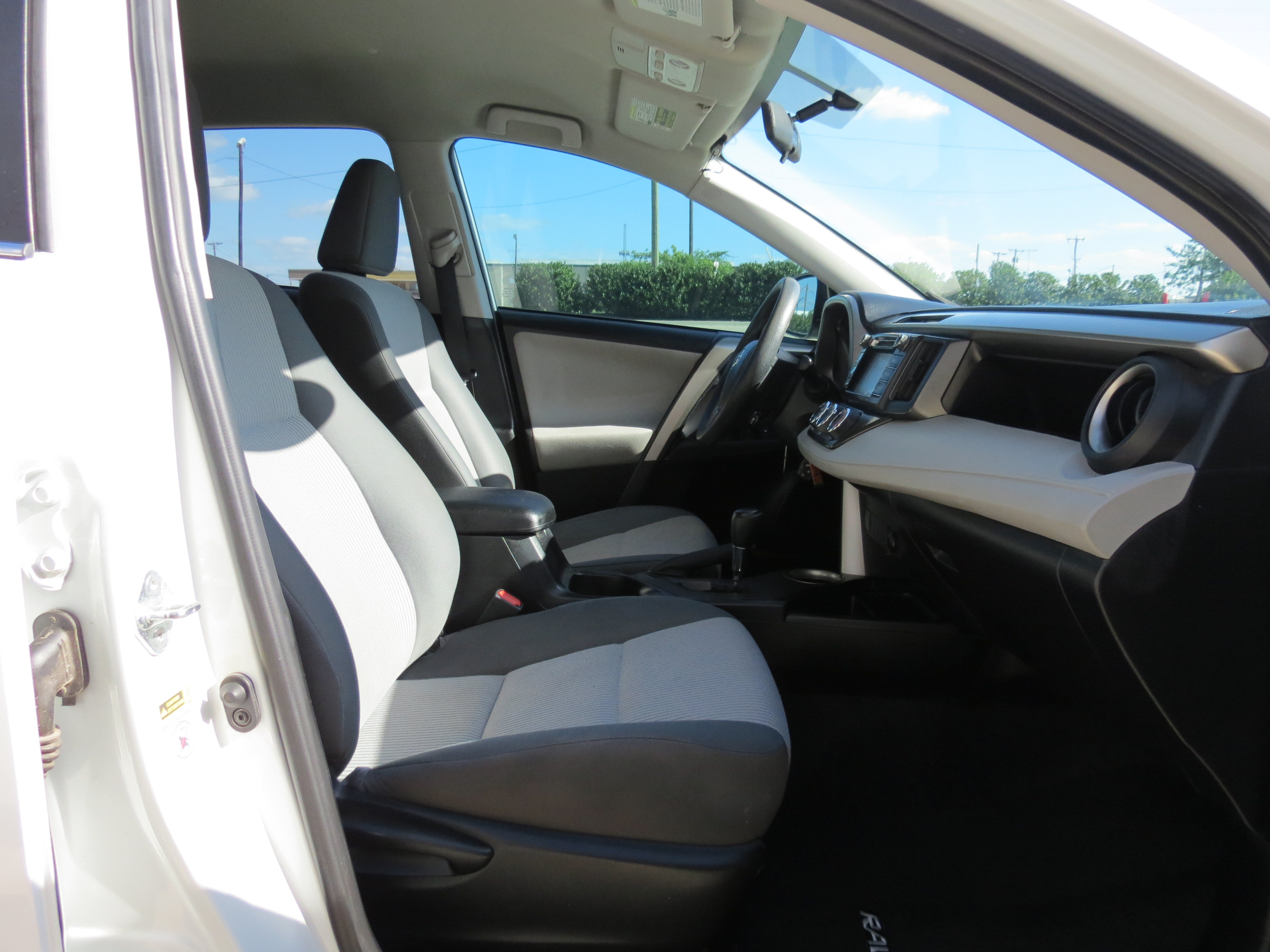 Used 2015 Toyota RAV4 LE FWD image 29