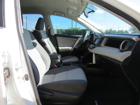 Used 2015 Toyota RAV4 LE FWD image 29