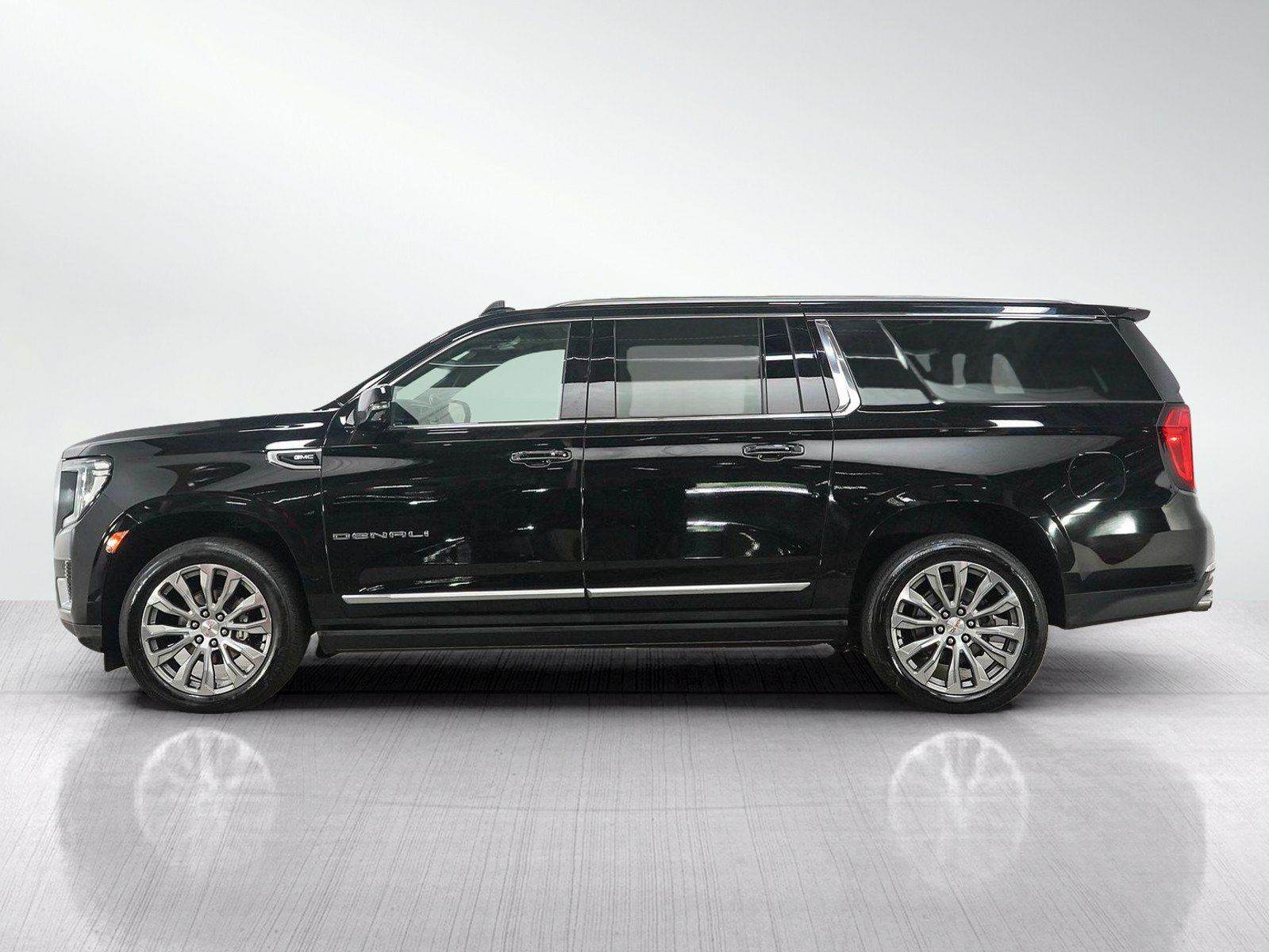 Used 2021 GMC Yukon XL Denali w/ Denali Premium Package AWD/4WD image 2