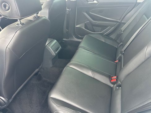 Used 2019 Volkswagen Jetta SEL w/ Cold Weather Package FWD image 17