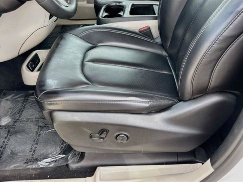 Used 2023 Chrysler Pacifica Touring-L FWD image 18