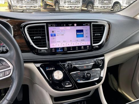 Used 2022 Chrysler Pacifica Limited image 6