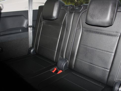 Used 2018 Volkswagen Tiguan SE w/ 3rd Row Seat Package image 14