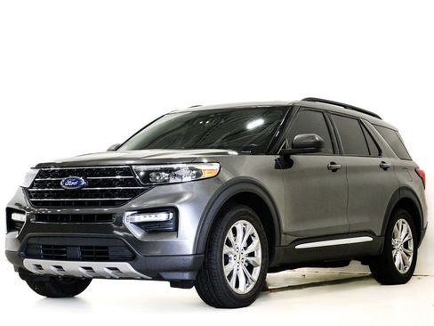 Used 2020 Ford Explorer XLT w/ Equipment Group 202A AWD/4WD image 3