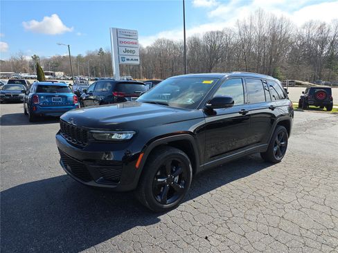 Used 2023 Jeep Grand Cherokee Altitude image 8