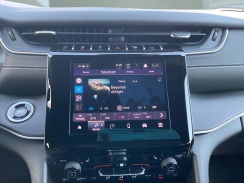 New 2025 Jeep Grand Cherokee Laredo X w/ Luxury Tech Group I image 27