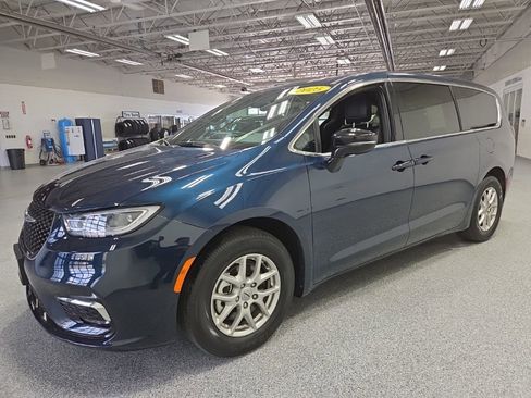 Used 2025 Chrysler Pacifica Select FWD image 3