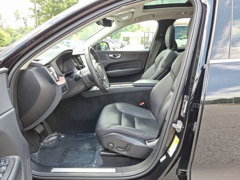 Used 2023 Volvo XC60 B5 Plus image 15