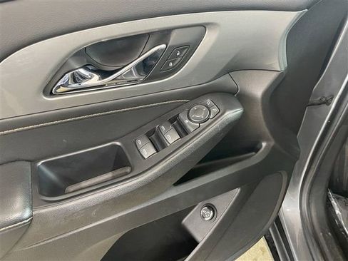 Used 2021 Chevrolet Traverse LT image 12