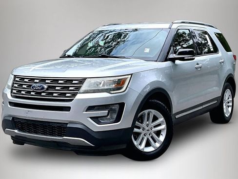 Used 2017 Ford Explorer XLT FWD image 1