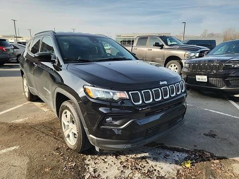 Used 2022 Jeep Compass Latitude image 2