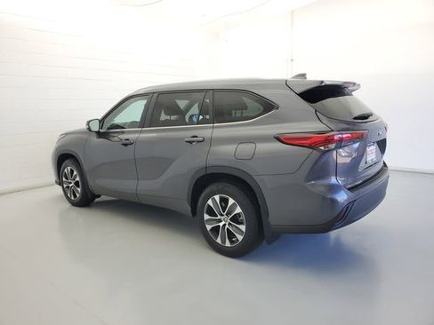 Used 2023 Toyota Highlander XLE image 7