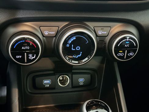 Used 2025 Hyundai Venue SEL image 23