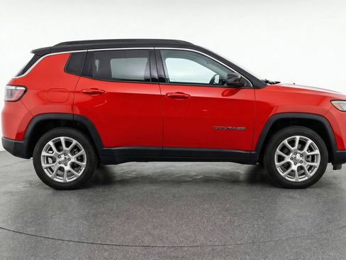 Used 2025 Jeep Compass Limited image 11