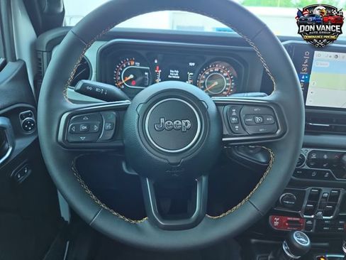 Used 2024 Jeep Gladiator Sport AWD/4WD image 14