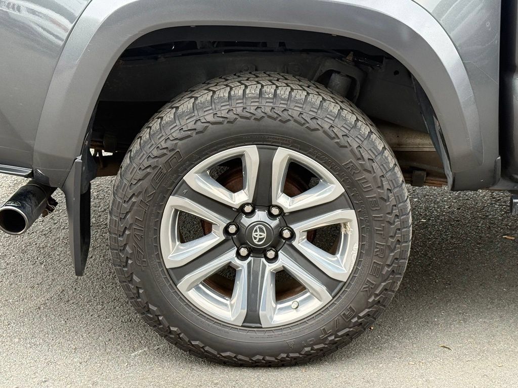 Used 2018 Toyota Tacoma Limited AWD/4WD image 7