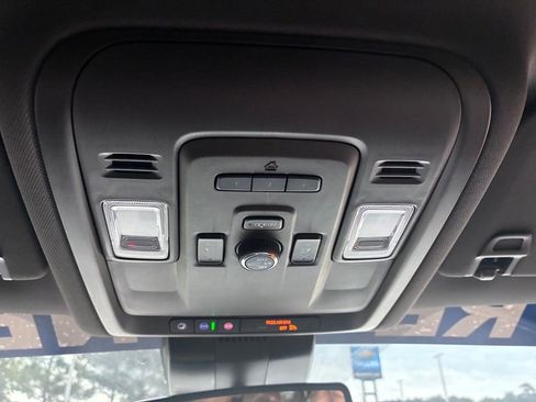 Used 2024 GMC Yukon SLT w/ SLT Luxury Package RWD image 34
