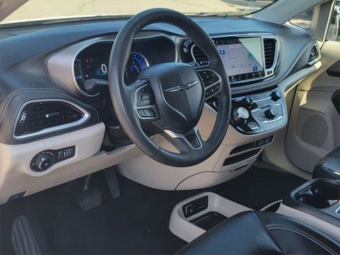 Certified 2023 Chrysler Pacifica Touring-L image 13