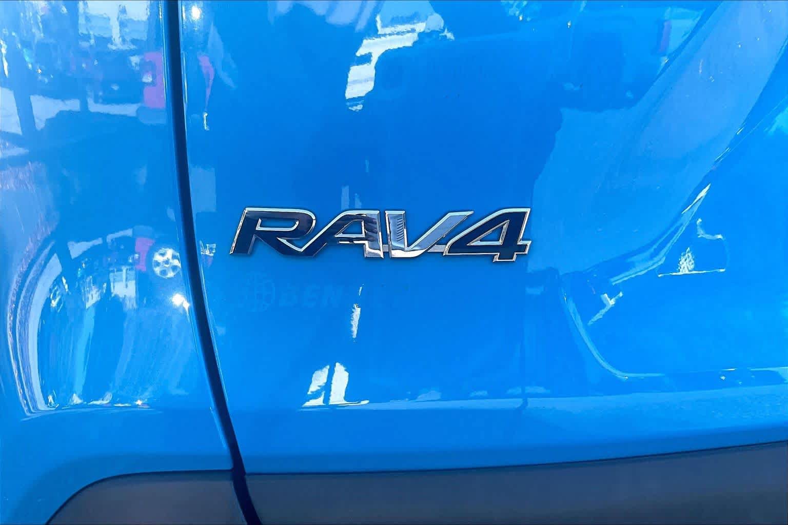 Used 2020 Toyota RAV4 LE w/ Carpet Mat Package AWD/4WD image 30