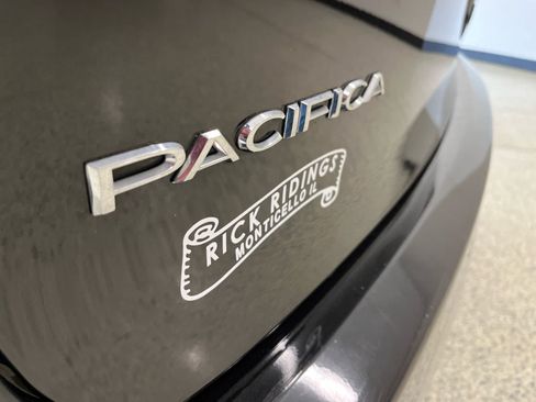 Used 2024 Chrysler Pacifica Touring-L FWD image 11