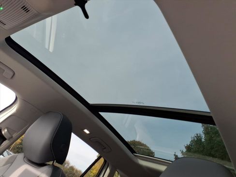 New 2025 Volkswagen Tiguan SE image 9