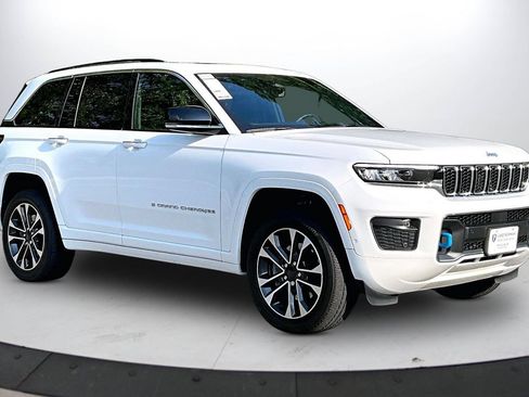 Used 2023 Jeep Grand Cherokee Overland w/ Luxury Tech Group IV AWD/4WD image 2