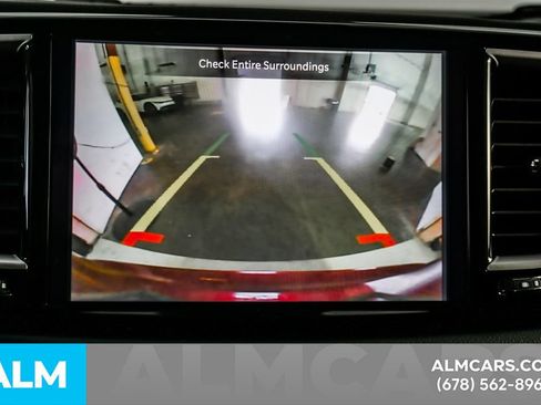 Used 2023 Chrysler Pacifica Touring-L FWD image 32