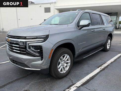 Used 2026 Chevrolet Suburban LT RWD image 1