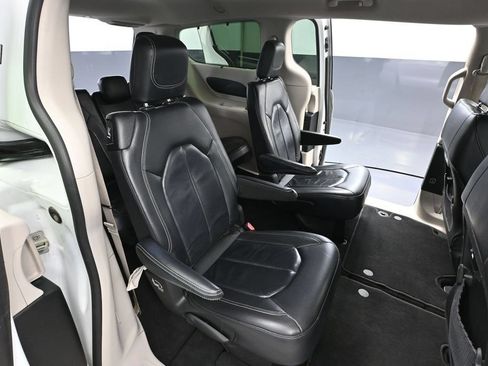 Used 2022 Chrysler Pacifica Touring-L FWD image 44
