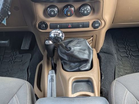 Used 2017 Jeep Wrangler Unlimited Sahara w/ Connectivity Group AWD/4WD image 19
