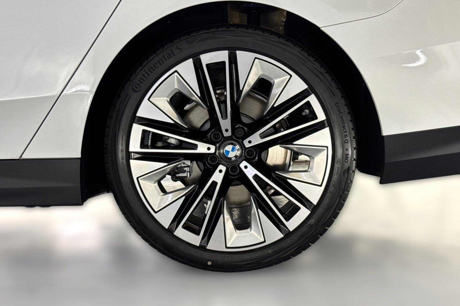 Used 2026 BMW 530i w/ Premium Package RWD image 13