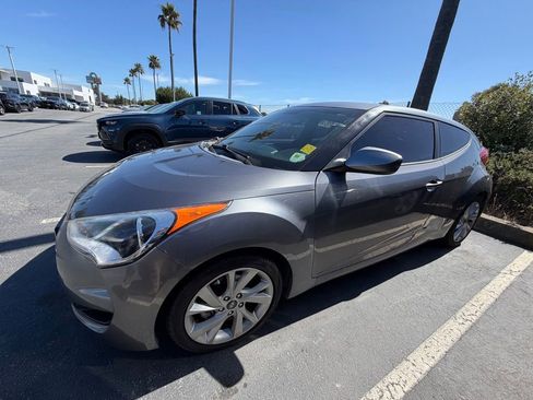 Used 2016 Hyundai Veloster FWD image 2