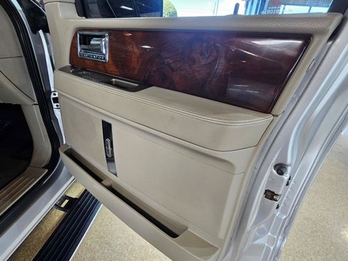 Used 2014 Lincoln Navigator 4WD image 10