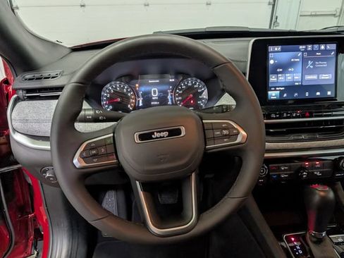 Used 2025 Jeep Compass Latitude AWD/4WD image 16