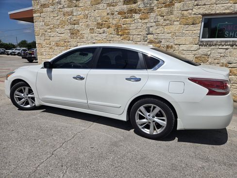 Used 2013 Nissan Altima 2.5 SV FWD image 3