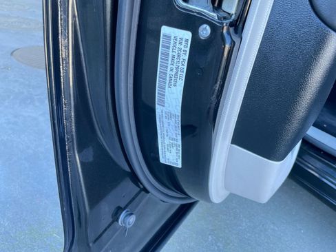 Used 2023 Chrysler Pacifica Touring-L image 32