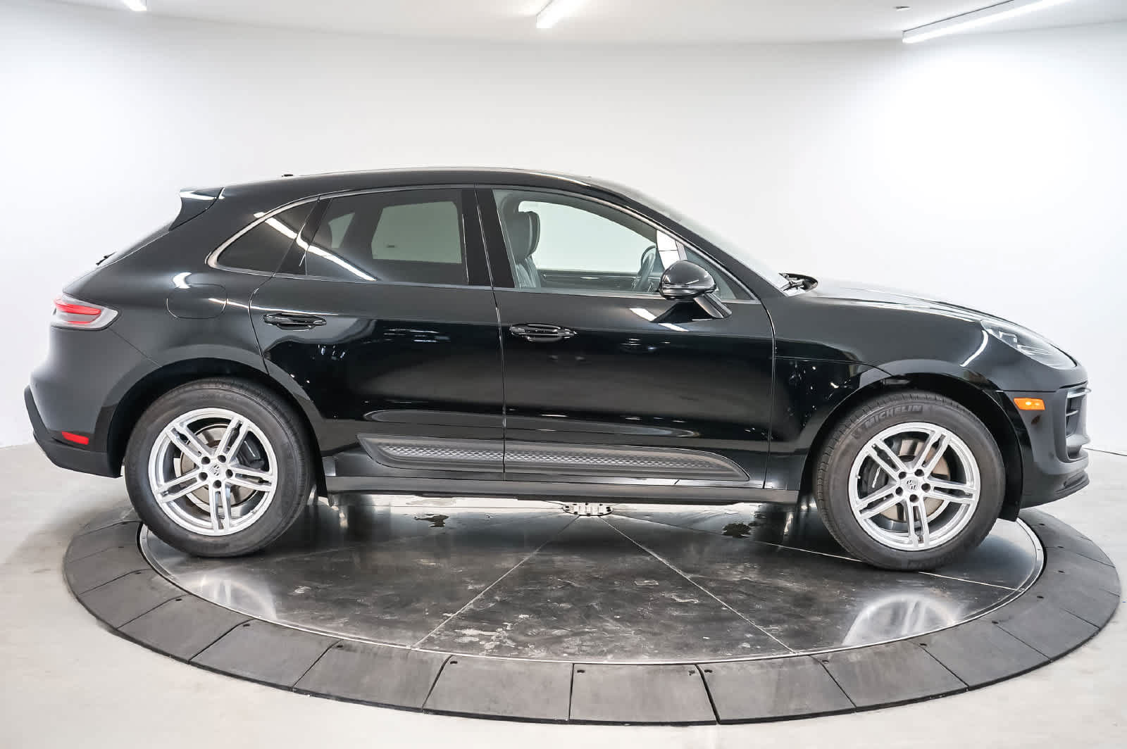 Certified 2026 Porsche Macan AWD/4WD image 8