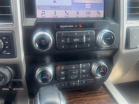Used 2019 Ford F150 Lariat w/ Equipment Group 502A Luxury AWD/4WD image 23