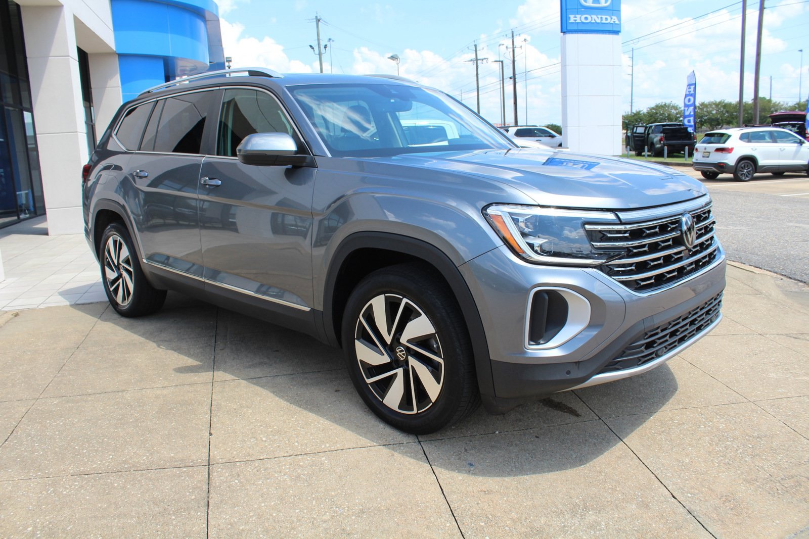 Used 2024 Volkswagen Atlas SEL AWD/4WD image 1