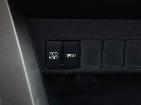 Used 2015 Toyota RAV4 LE FWD image 40