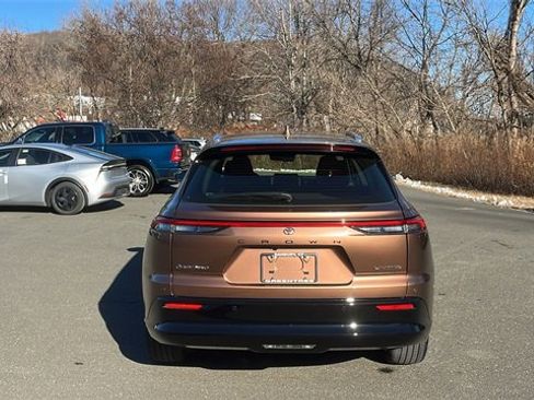 Used 2025 Toyota Crown Signia Limited image 4